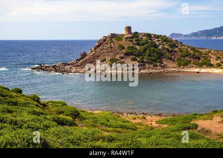 Alghero, Sardegna / Italia - 2018/08/11: vista panoramica della Cala Porticciolo golfo con Torre del Porticciolo torre nel Porto Conte Parco Regionale Foto Stock