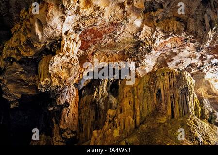 Alghero, Sardegna / Italia - 2018/08/09: vista interna della Grotta di Nettuno, noto anche come Grotte di Nettuno a Capo Caccia capo Foto Stock