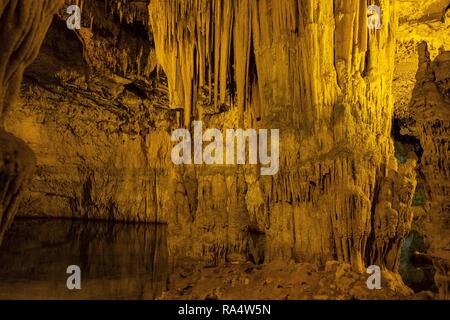 Alghero, Sardegna / Italia - 2018/08/09: vista interna della Grotta di Nettuno, noto anche come Grotte di Nettuno a Capo Caccia capo Foto Stock