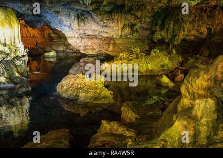 Alghero, Sardegna / Italia - 2018/08/09: vista interna della Grotta di Nettuno, noto anche come Grotte di Nettuno a Capo Caccia capo Foto Stock