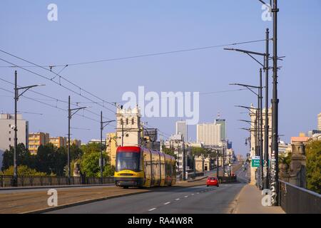 Varsavia, Mazovia / Polonia - 2018/09/02: vista panoramica di Poniatowski ponte sopra il fiume Vistola con il traffico urbano e il centro di Varsavia in background Foto Stock