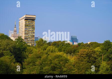 Varsavia, Mazovia / Polonia - 2018/09/02: esterne della storica Smolna 8 torre, comunista edificio residenziale sviluppato negli anni Settanta del XX secolo nel quartiere Powisle di Varsavia Foto Stock