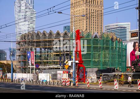 Varsavia, Mazovia / Polonia - 2018/09/02: sito in costruzione della Rotunda edificio storico in fase di rinnovamento nel centro di Varsavia, con la cultura e la scienza Palace in background Foto Stock