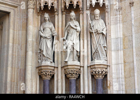 Le statue di Santa Caterina, San Floriano e san Cirillo, situato a destra dell'ingresso principale della cattedrale di Zagabria Foto Stock