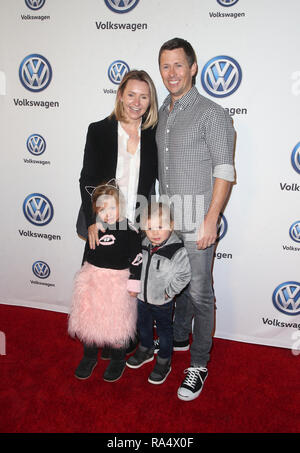 Vanessa Hudgens & Austin Butler per celebrare Volkswagen Drive-In annuale evento. Dotato di: Beverley Mitchell, Michael Cameron, Hutton Michael Cameron, Kenzie Cameron dove: Los Angeles, California, Stati Uniti quando: 30 Nov 2018 Credit: FayesVision/WENN.com Foto Stock