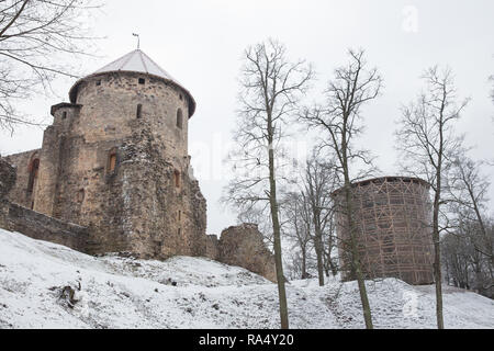 Città Cesis, Lettonia. Città vecchia di castelli, il parco e la veduta urbana. Inverno e neve. Foto di viaggio 2018, 31. dicembre. Foto Stock