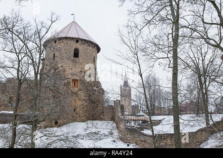 Città Cesis, Lettonia. Città vecchia di castelli, il parco e la veduta urbana. Inverno e neve. Foto di viaggio 2018, 31. dicembre. Foto Stock