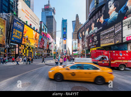 Traffico di persone e di veicoli a Times Square a New York City Foto Stock