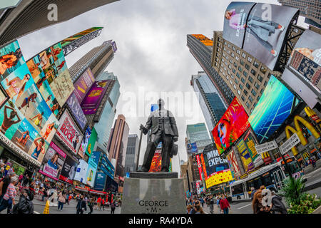 Vista di George M. Cohan statua a Times Square a New York City Foto Stock