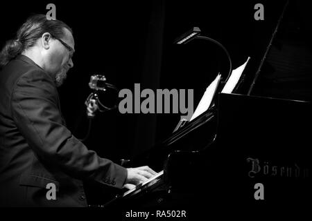 Craig Milverton assolo sul pianoforte wit 'Clarinetto Maestros', Scarborough Jazz Festival 2017 Foto Stock