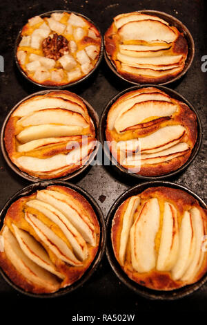 Piccola casa torte di mele appena sfornato ciascun nel suo stampo Foto Stock