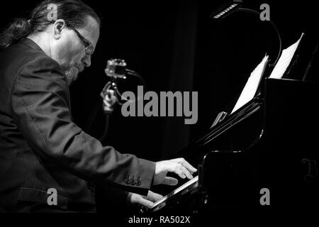 Craig Milverton assolo sul pianoforte wit 'Clarinetto Maestros', Scarborough Jazz Festival 2017 Foto Stock