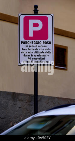 Parcheggio rosa segno Cagliari Sardegna Italia Foto Stock