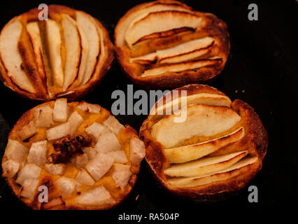 Piccola casa torte di mele appena sfornato ciascun nel suo stampo Foto Stock