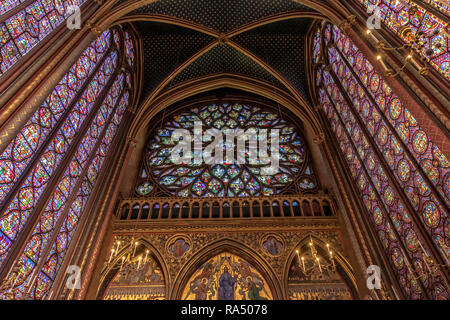 Dettaglio di una vetrata di Sainte-Chapelle , una cappella reale in stile gotico, entro la medievale Palais de la Cité , Parigi Foto Stock