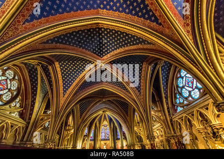 Il soffitto della Cappella inferiore della Sainte-Chapelle ,una cappella reale in stile gotico, entro la medievale Palais de la Cité , Paris , Foto Stock