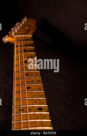 Close up della chitarra elettrica manico con chiavi lappati e spogliato di utilizzo Foto Stock