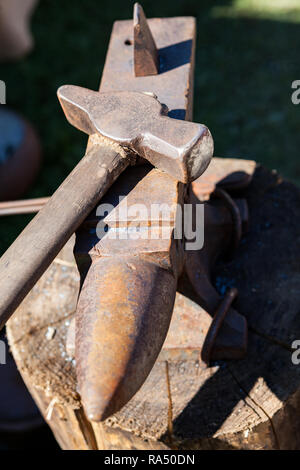 Vecchio di ferro arrugginito incudine e martello Foto Stock