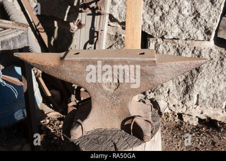 Vecchio di ferro arrugginito incudine Foto Stock