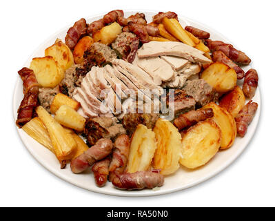 Il tacchino arrosto cena piatto di portata con patate, pastinaca, suini nelle coperte e ripieno isolato su un fondo bianco Foto Stock