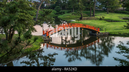 Arancione ponte curvo nel bellissimo giardino giapponese Foto Stock