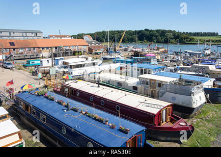 Canal barche ormeggiate in Woodbridge porto sul fiume Deben, Woodbridge, Suffolk, Inghilterra, Regno Unito Foto Stock