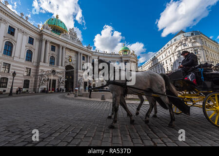 Austria, Vienna, Michaelerplatz, carrozza davanti alla Hofburg di Vienna sontuoso complesso Foto Stock