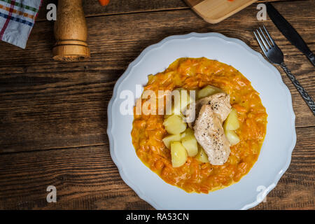 Cotto a vapore di carote grattugiate con patate e grigliate di carne di pollo Foto Stock