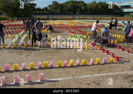 Fukuoka, Giappone - 20 Ottobre 2018: Preparazione colorate lanterne di carta per il Hakata Tomyo guardando la festa a Shofukuji tempio motivi Foto Stock