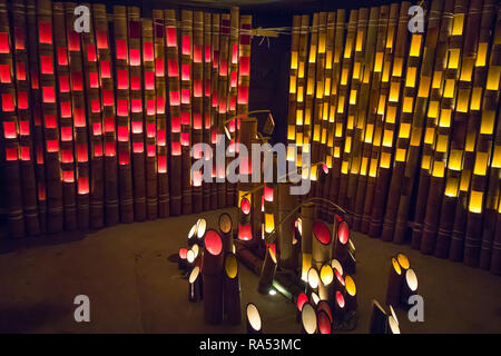 Fukuoka, Giappone - 20 Ottobre 2018: illuminato lampioncini colorati di bambù per la Hakata Tomyo guardando festival di notte Foto Stock