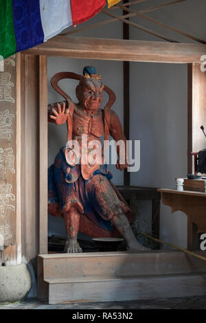 Nagasaki, Giappone - 24 Ottobre 2018: Statua di Nio, guardiano e protettore di fronte al tempio Kotaiji Foto Stock