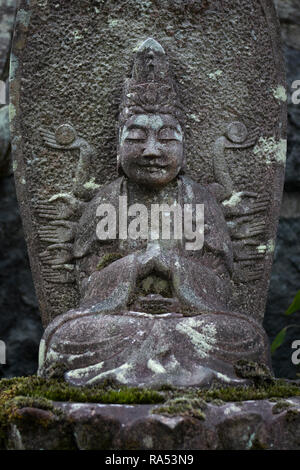 Nagasaki, Giappone - 24 Ottobre 2018: Pietra statua del Buddha a la Kotaiji tempio motivi Foto Stock