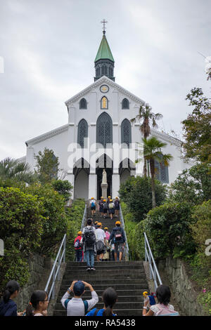 Nagasaki, Giappone - 26 Ottobre 2018: i turisti a piedi su per le scale per i vecchi cristiani chiesa di Oura Foto Stock