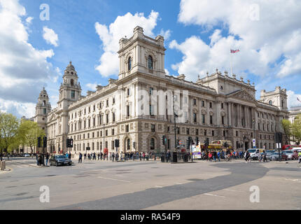 London, Regno Unito - Appril 28, 2018: Vista di incrocio occupato presso la piazza del Parlamento giardino nel quartiere di Westminster Foto Stock