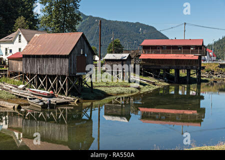 Il vecchio legno case stilt sul martello Slough a Pietroburgo, Mitkof Island, Alaska. Pietroburgo estinta da immigrato norvegese Peter Buschmann è nota come Piccola Norvegia a causa della elevata percentuale di persone di origine scandinava. Foto Stock