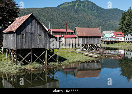 Il vecchio legno case stilt sul martello Slough a Pietroburgo, Mitkof Island, Alaska. Pietroburgo estinta da immigrato norvegese Peter Buschmann è nota come Piccola Norvegia a causa della elevata percentuale di persone di origine scandinava. Foto Stock
