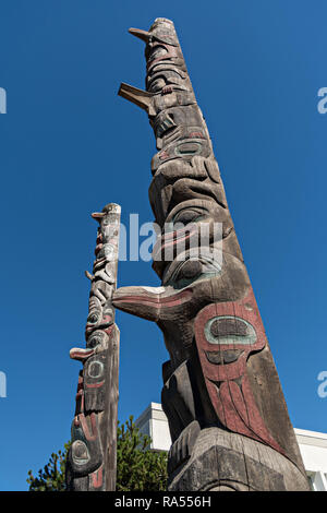 Un Tlingit totem pole nel parco totem scolpito dal maestro intagliatore Tommy Giuseppe a Pietroburgo, Mitkof Island, Alaska. Pietroburgo estinta da immigrato norvegese Peter Buschmann è nota come Piccola Norvegia a causa della elevata percentuale di persone di origine scandinava ma era originariamente un indigeno Tlingit accampamento di pesca. Foto Stock