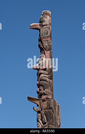 Un Tlingit totem pole nel parco totem scolpito dal maestro intagliatore Tommy Giuseppe a Pietroburgo, Mitkof Island, Alaska. Pietroburgo estinta da immigrato norvegese Peter Buschmann è nota come Piccola Norvegia a causa della elevata percentuale di persone di origine scandinava ma era originariamente un indigeno Tlingit accampamento di pesca. Foto Stock