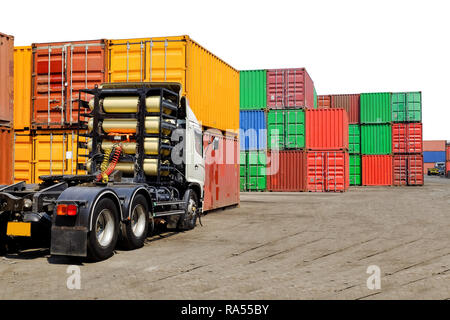 Camion con rimorchio e contenitore industriale per l'imballaggio per il trasporto nella logistica di spedizione, regime di importazione e di esportazione, isolato su sfondo bianco. Foto Stock