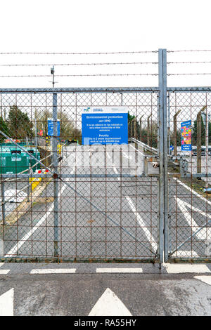 Cancelli all'ingresso di rifiuti domestici centro di riciclaggio Foto Stock