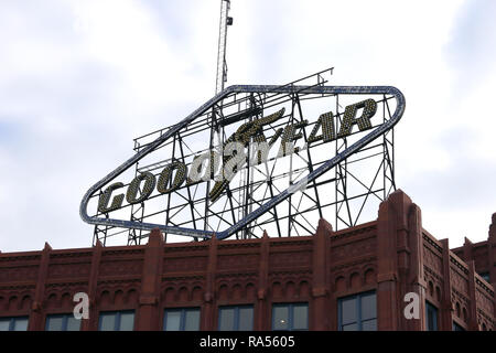 AKRON, Ohio/USA - Dicembre, 26: il grande segno sul tetto del vecchio pneumatico Goodyear e azienda di gomma a Akron, Ohio Foto Stock