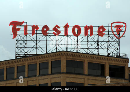 AKRON, Ohio/USA - Dicembre, 29: il grande segno sul tetto del vecchio Firestone azienda di pneumatici a Akron, Ohio Foto Stock