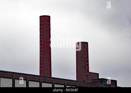 AKRON, OHIO/STATI UNITI D'America - 01 gennaio: pile di fumo dal vecchio Goodrich fabbrica di gomma a Akron, Ohio Foto Stock