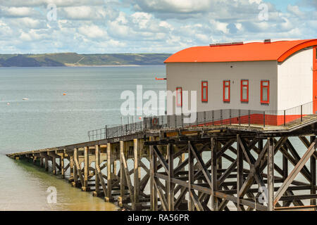 TENBY, Pembrokeshire, Galles - Agosto 2018: la vecchia stazione di salvataggio in Tenby, West Wales, che è stato convertito in alloggio. Foto Stock