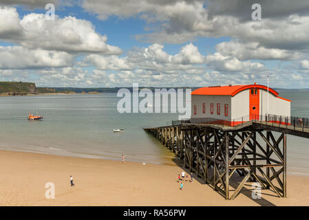 TENBY, Pembrokeshire, Galles - Agosto 2018: la vecchia stazione di salvataggio in Tenby, West Wales, che è stato convertito in alloggio. Foto Stock