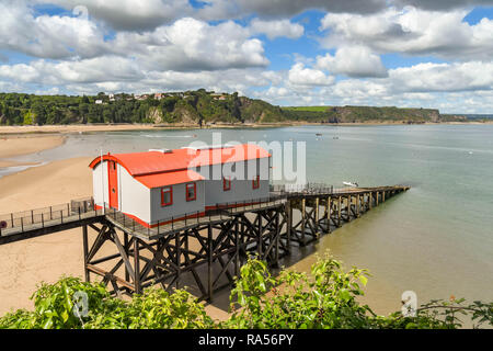 TENBY, Pembrokeshire, Galles - Agosto 2018: la vecchia stazione di salvataggio in Tenby, West Wales, che è stato convertito in alloggio. Foto Stock