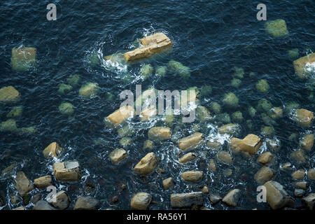 Enormi rocce con le onde del mare presso la costa scozzese Foto Stock