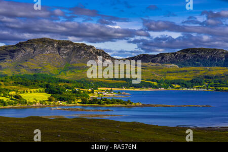 Vista da Applecross Pass per il paesaggio panoramico attorno a Loch Kishorn in Scozia Foto Stock