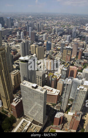 Downtown Chicago grattacieli in vista aerea verso l'orizzonte Foto Stock