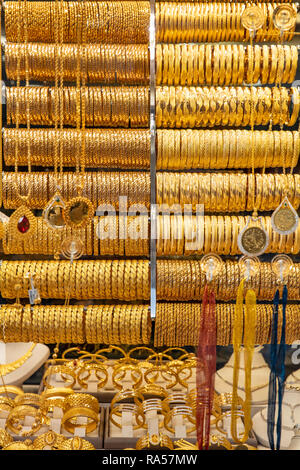 Istanbul, Turkiye -1 Ocak 2019 ; Golden accessori nella vetrina di un negozio di Gioielleria. Oro turco shop Istanbul. Foto Stock